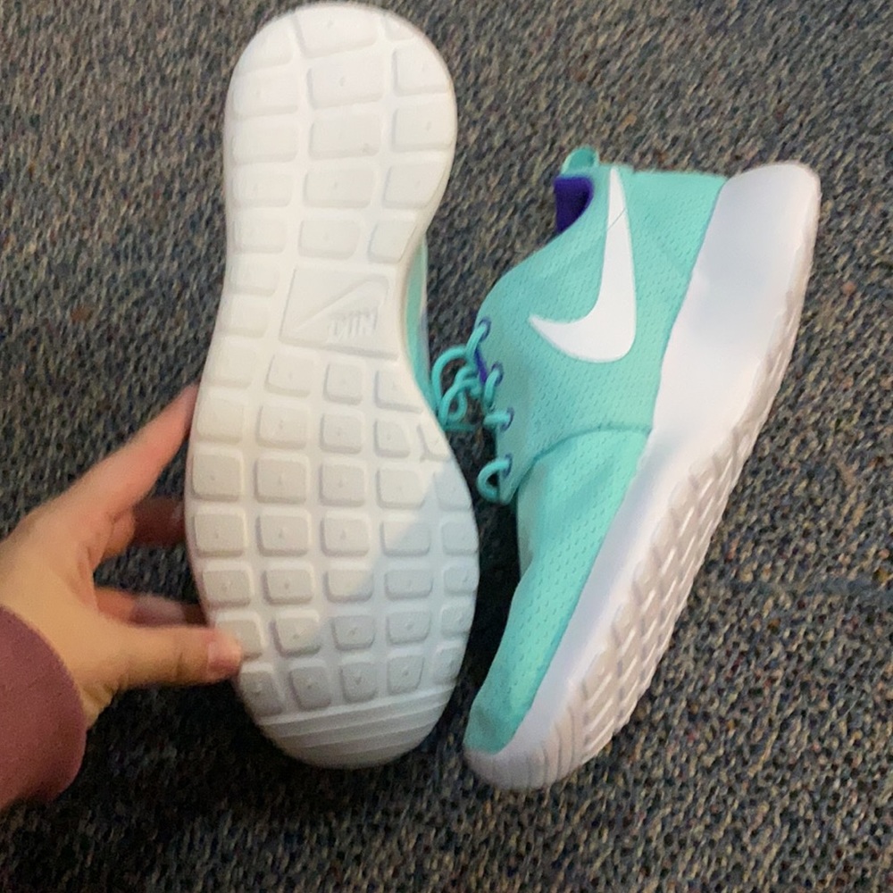 Roshe Runs Nike Sneakers - Picture 3 of 4